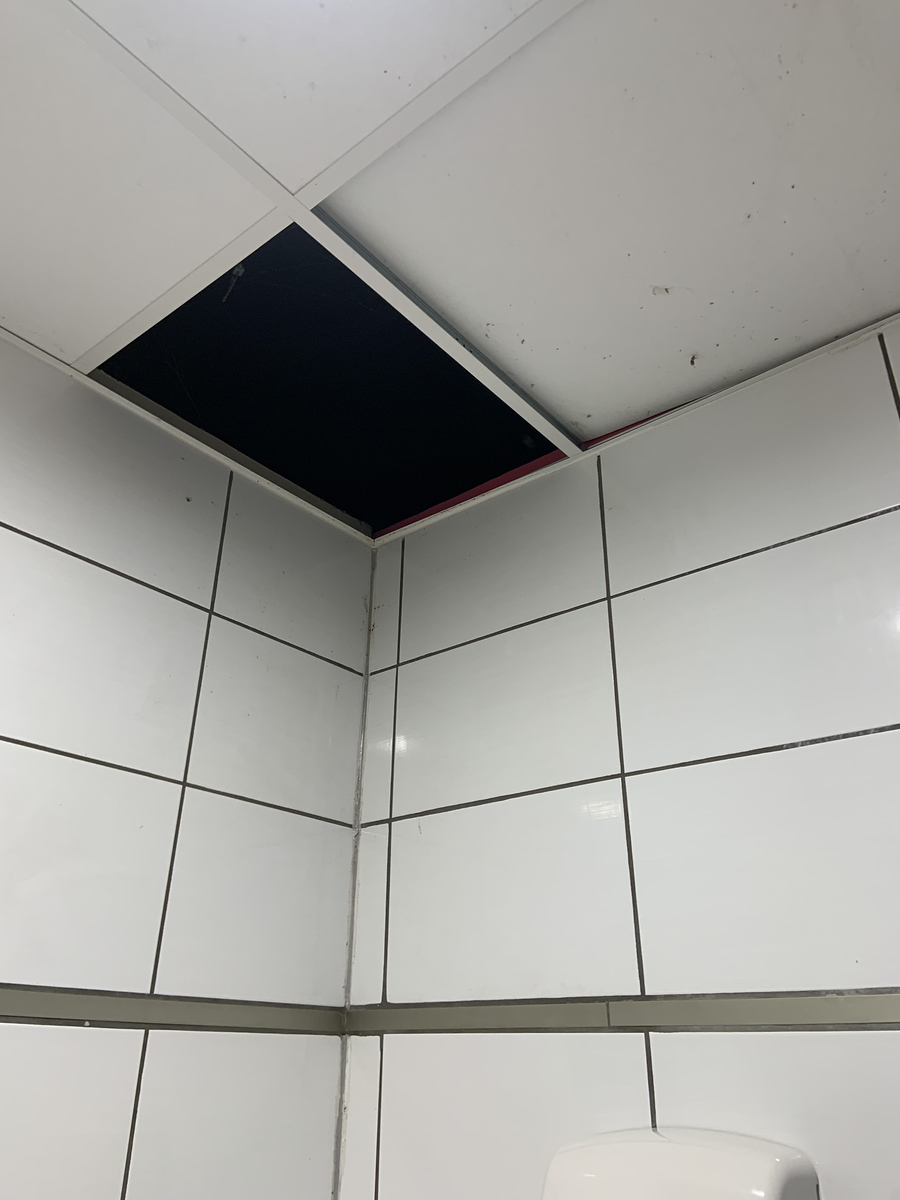 Visuel - Dalle manquante au plafond des WC hommes.